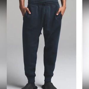 SKIMS Men’s Fleece Lounge Tapered Jogger Navy NWT